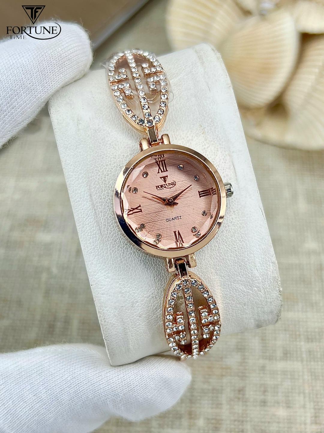 Elegant Rose Gold Women's Watch - Premium Chain Strap Timepiece | FindSasta