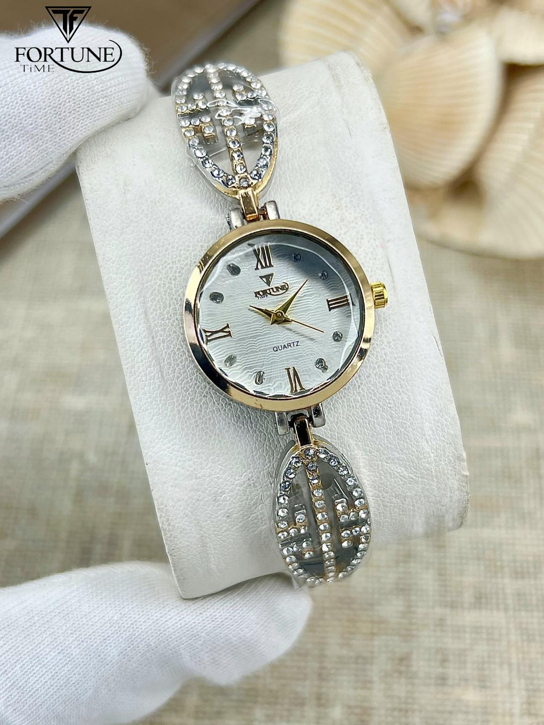 Elegant Rose Gold Women's Watch - Premium Chain Strap Timepiece | FindSasta
