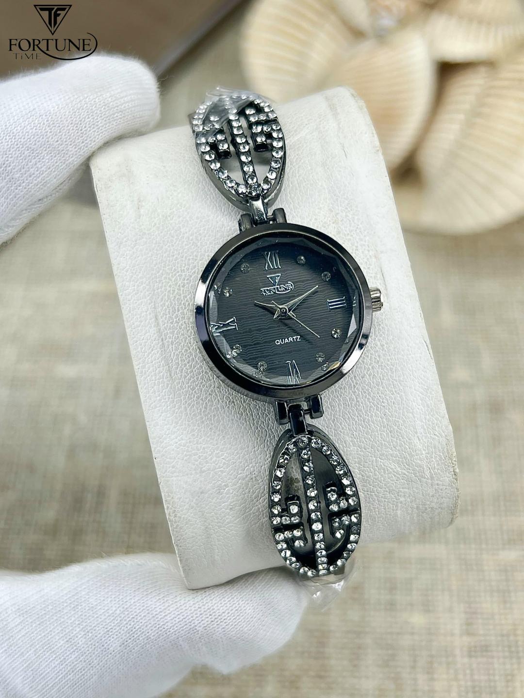 Elegant Rose Gold Women's Watch - Premium Chain Strap Timepiece | FindSasta