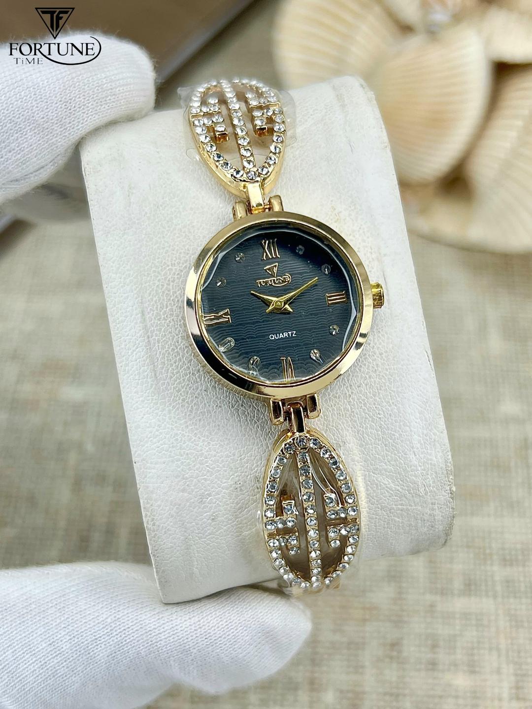 Elegant Rose Gold Women's Watch - Premium Chain Strap Timepiece | FindSasta